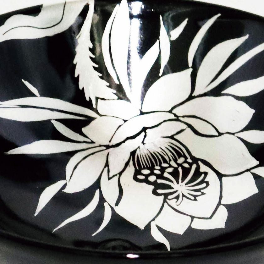 茶道具 平茶碗（ひらちゃわん） 平茶碗 黒釉 銀彩 月花美人 今岡 都 抹茶茶碗は茶の湯文化である表千家・裏千家の茶道具や抹茶を専門に扱う千紀園（せんきえん）が通販で販売しています。茶会また初心者向けのお稽古用にご利用いただける抹茶碗です。贈り物・ギフトにも人気です。