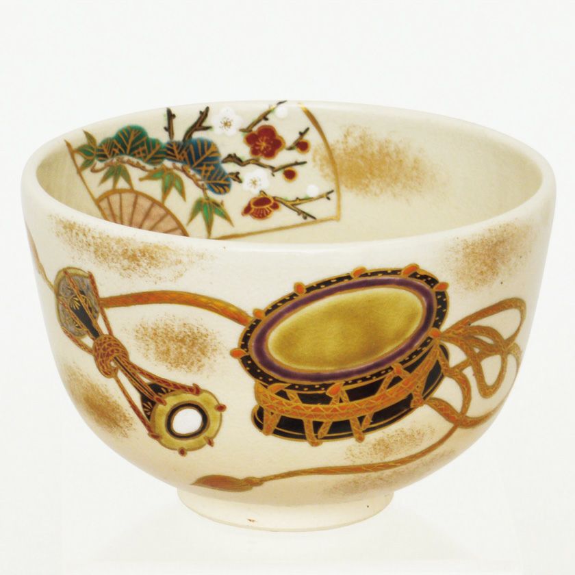 茶道具 抹茶茶碗（まっちゃちゃわん） 茶碗 色絵 和太鼓 加藤 永山 歌会始 勅題 御題「和」 抹茶茶碗は茶の湯文化である表千家・裏千家の茶道具や抹茶を専門に扱う千紀園（せんきえん）が通販で販売しています。茶会また初心者向けのお稽古用にご利用いただける抹茶碗です。贈り物・ギフトにも人気です。