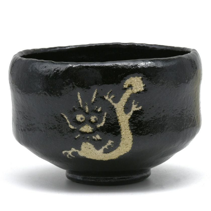 茶道具 楽茶碗（らくちゃわん） 茶碗 黒楽 龍 松楽窯 干支 辰（たつ、タツ、龍、竜） 抹茶茶碗は茶の湯文化である表千家・裏千家の茶道具や抹茶を専門に扱う千紀園（せんきえん）が通販で販売しています。茶会また初心者向けのお稽古用にご利用いただける抹茶碗です。贈り物・ギフトにも人気です。