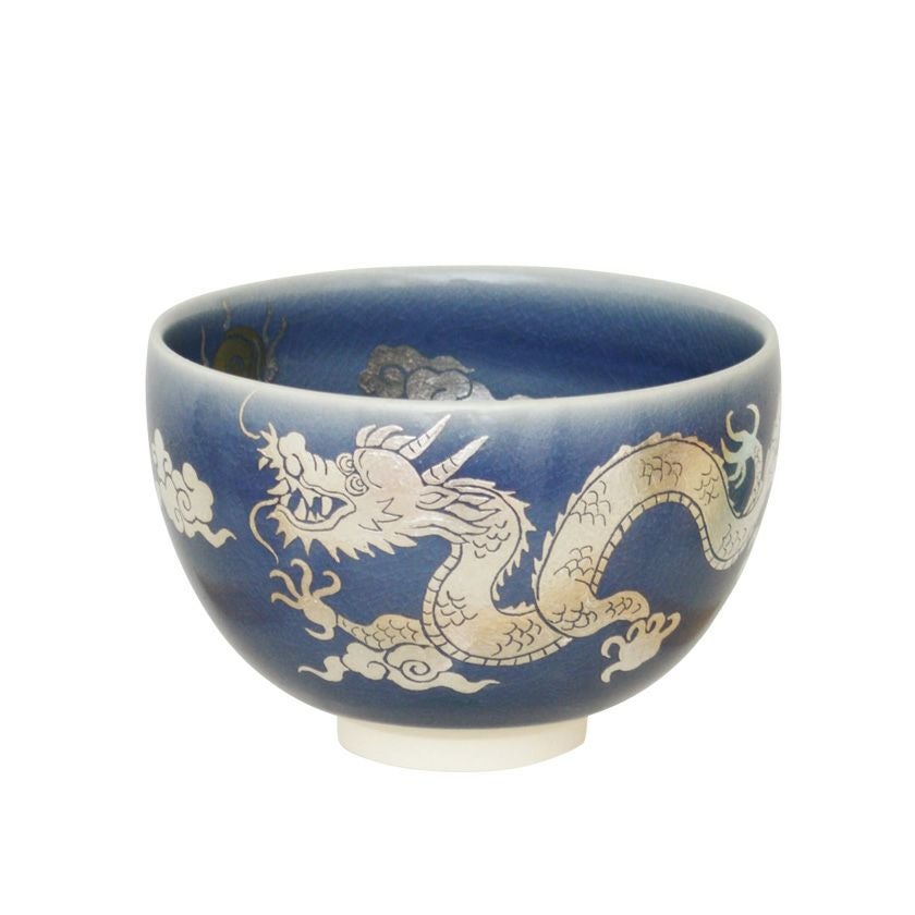 茶道具 抹茶茶碗（まっちゃちゃわん） 茶碗 青釉 金銀彩 龍 新井 京華 干支 辰（たつ 龍 竜 りゅう） 抹茶茶碗は茶の湯文化である表千家・裏千家の茶道具や抹茶を専門に扱う千紀園（せんきえん）が通販で販売しています。茶会また初心者向けのお稽古用にご利用いただける抹茶碗です。贈り物・ギフトにも人気です。