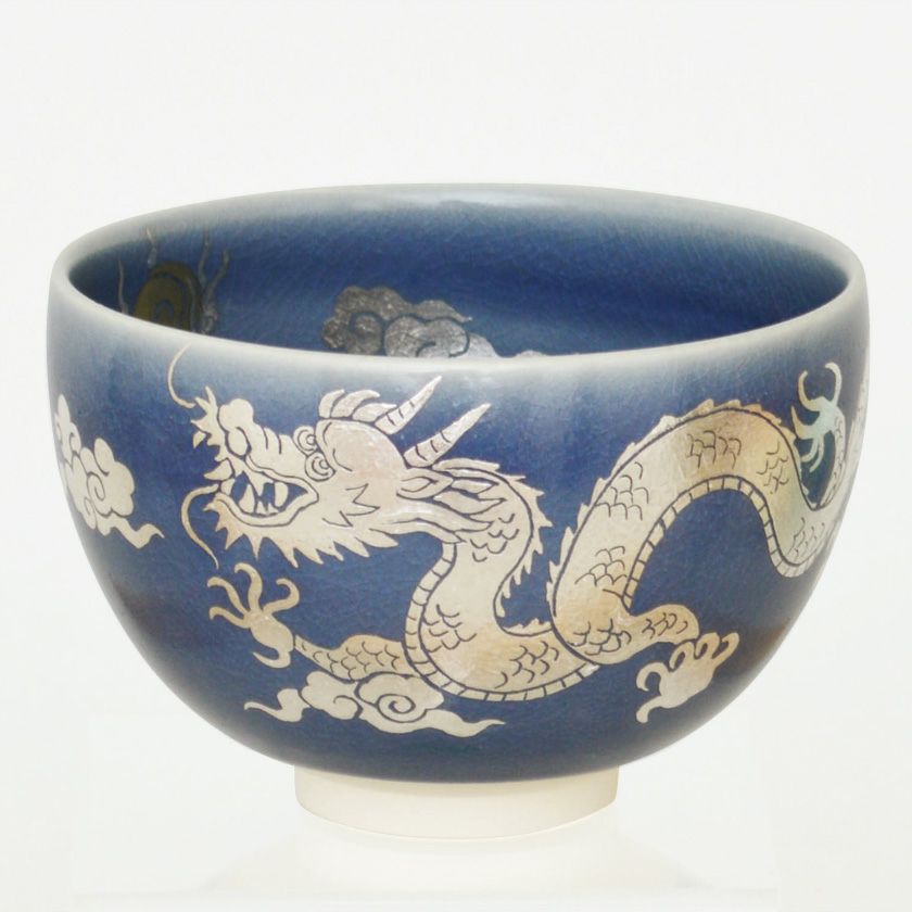 茶道具 抹茶茶碗（まっちゃちゃわん） 茶碗 青釉 金銀彩 龍 新井 京華 干支 辰（たつ 龍 竜 りゅう） 抹茶茶碗は茶の湯文化である表千家・裏千家の茶道具や抹茶を専門に扱う千紀園（せんきえん）が通販で販売しています。茶会また初心者向けのお稽古用にご利用いただける抹茶碗です。贈り物・ギフトにも人気です。