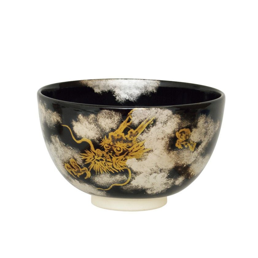 茶道具 抹茶茶碗（まっちゃちゃわん） 茶碗 黒釉 金銀龍 今岡 都 干支 辰（たつ 龍 竜 りゅう） 抹茶茶碗は茶の湯文化である表千家・裏千家の茶道具や抹茶を専門に扱う千紀園（せんきえん）が通販で販売しています。茶会また初心者向けのお稽古用にご利用いただける抹茶碗です。贈り物・ギフトにも人気です。
