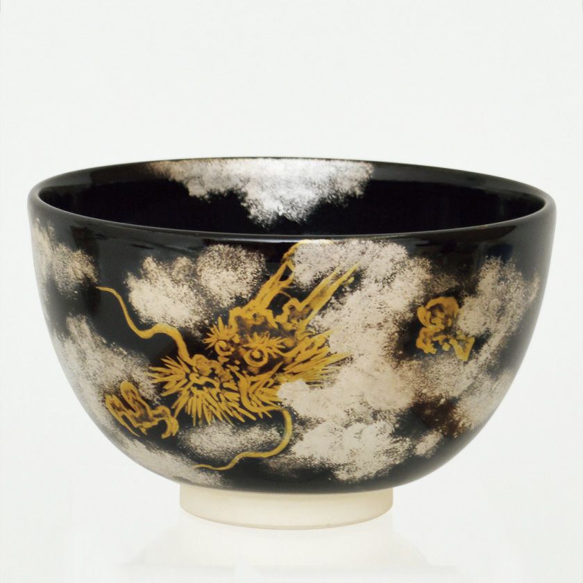 茶道具 抹茶茶碗（まっちゃちゃわん） 茶碗 黒釉 金銀龍 今岡 都 干支 辰（たつ 龍 竜 りゅう） 抹茶茶碗は茶の湯文化である表千家・裏千家の茶道具や抹茶を専門に扱う千紀園（せんきえん）が通販で販売しています。茶会また初心者向けのお稽古用にご利用いただける抹茶碗です。贈り物・ギフトにも人気です。