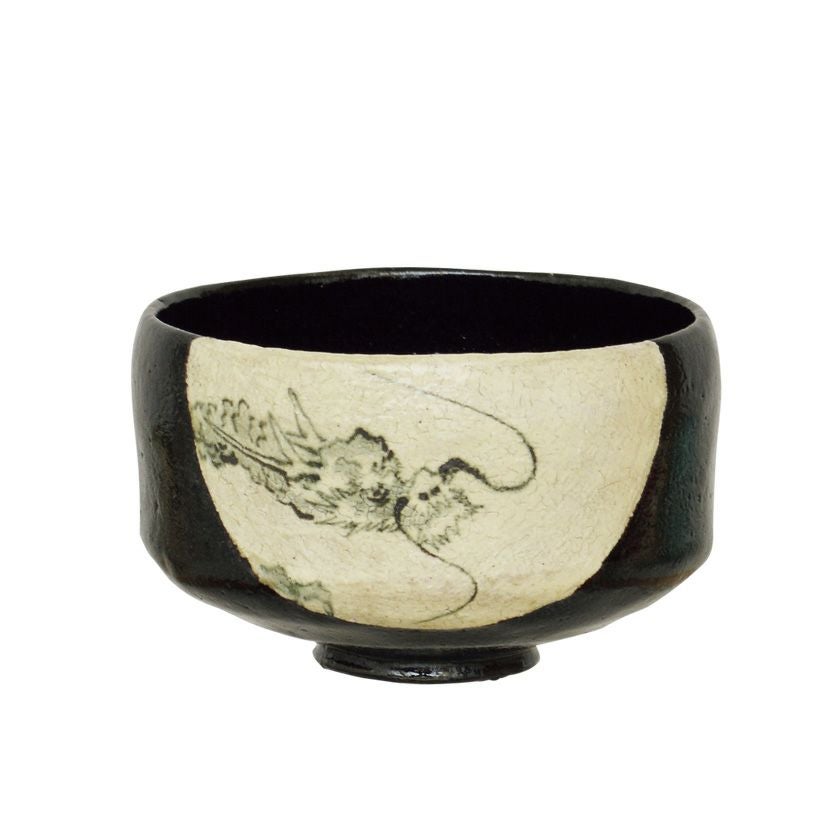茶道具 楽茶碗（らくちゃわん） 茶碗 黒楽 龍 松楽窯 干支 辰（たつ 龍 竜 りゅう） 抹茶茶碗は茶の湯文化である表千家・裏千家の茶道具や抹茶を専門に扱う千紀園（せんきえん）が通販で販売しています。茶会また初心者向けのお稽古用にご利用いただける抹茶碗です。贈り物・ギフトにも人気です。
