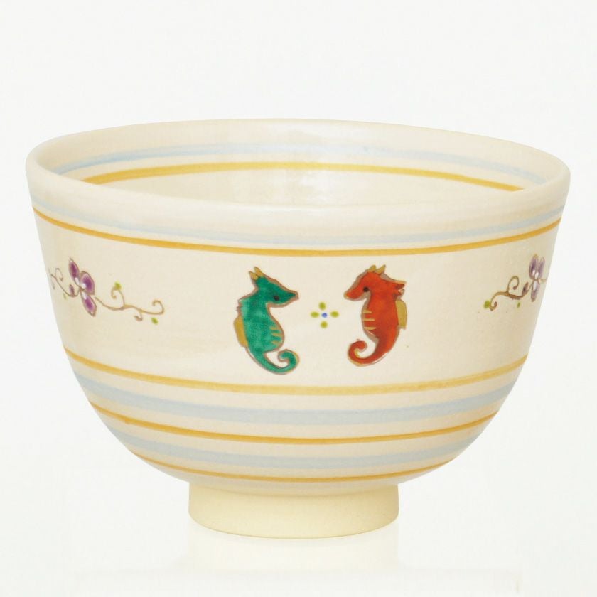 茶道具 抹茶茶碗（まっちゃちゃわん） 茶碗 色絵 たつのおとしご 東山 深山 干支 辰（たつ 龍 竜 りゅう） 抹茶茶碗は茶の湯文化である表千家・裏千家の茶道具や抹茶を専門に扱う千紀園（せんきえん）が通販で販売しています。茶会また初心者向けのお稽古用にご利用いただける抹茶碗です。贈り物・ギフトにも人気です。