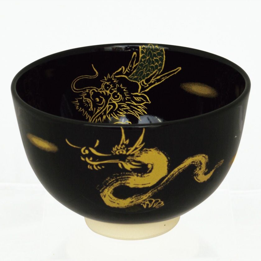 茶道具 抹茶茶碗（まっちゃちゃわん） 茶碗 黒釉 龍 栄山 干支 辰（たつ 龍 竜 りゅう） 抹茶茶碗は茶の湯文化である表千家・裏千家の茶道具や抹茶を専門に扱う千紀園（せんきえん）が通販で販売しています。茶会また初心者向けのお稽古用にご利用いただける抹茶碗です。贈り物・ギフトにも人気です。