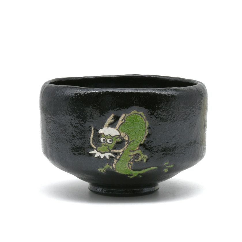茶道具 楽茶碗（らくちゃわん） 茶碗 黒楽 青龍 松楽窯 干支 辰（たつ 龍 竜 りゅう） 抹茶茶碗は茶の湯文化である表千家・裏千家の茶道具や抹茶を専門に扱う千紀園（せんきえん）が通販で販売しています。茶会また初心者向けのお稽古用にご利用いただける抹茶碗です。贈り物・ギフトにも人気です。
