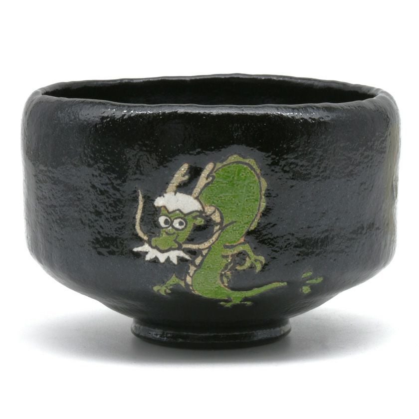 茶道具 楽茶碗（らくちゃわん） 茶碗 黒楽 青龍 松楽窯 干支 辰（たつ 龍 竜 りゅう） 抹茶茶碗は茶の湯文化である表千家・裏千家の茶道具や抹茶を専門に扱う千紀園（せんきえん）が通販で販売しています。茶会また初心者向けのお稽古用にご利用いただける抹茶碗です。贈り物・ギフトにも人気です。