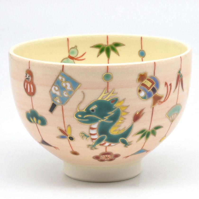 茶道具 抹茶茶碗（まっちゃちゃわん） 茶碗 つるし飾り 辰 巌窯 干支 辰（たつ 龍 竜 りゅう） 抹茶茶碗は茶の湯文化である表千家・裏千家の茶道具や抹茶を専門に扱う千紀園（せんきえん）が通販で販売しています。茶会また初心者向けのお稽古用にご利用いただける抹茶碗です。贈り物・ギフトにも人気です。