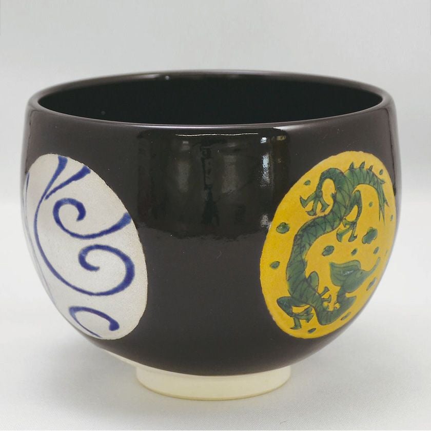 茶道具 抹茶茶碗（まっちゃちゃわん） 黒釉丸紋茶碗 龍 通次 阿山 干支 辰（たつ、タツ、龍、竜） 抹茶茶碗は茶の湯文化である表千家・裏千家の茶道具や抹茶を専門に扱う千紀園（せんきえん）が通販で販売しています。茶会また初心者向けのお稽古用にご利用いただける抹茶碗です。贈り物・ギフトにも人気です。