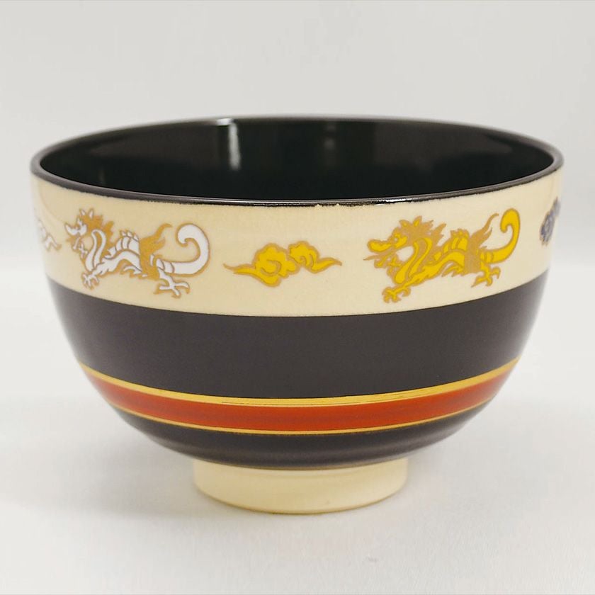 茶道具 抹茶茶碗（まっちゃちゃわん） 黒仁清茶碗 五彩龍 西尾 瑞豊 干支 辰（たつ、タツ、龍、竜） 抹茶茶碗は茶の湯文化である表千家・裏千家の茶道具や抹茶を専門に扱う千紀園（せんきえん）が通販で販売しています。茶会また初心者向けのお稽古用にご利用いただける抹茶碗です。贈り物・ギフトにも人気です。