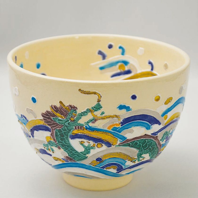 茶道具 抹茶茶碗（まっちゃちゃわん） 交趾茶碗 波に龍 利昇窯 干支 辰（たつ、タツ、龍、竜） 抹茶茶碗は茶の湯文化である表千家・裏千家の茶道具や抹茶を専門に扱う千紀園（せんきえん）が通販で販売しています。茶会また初心者向けのお稽古用にご利用いただける抹茶碗です。贈り物・ギフトにも人気です。