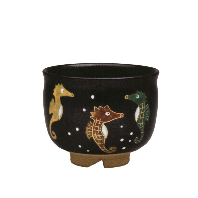 茶道具 抹茶茶碗（まっちゃちゃわん） 黒釉 龍の落とし子 茶碗 宇田 佐平 干支 辰（たつ、タツ、龍、竜） 抹茶茶碗は茶の湯文化である表千家・裏千家の茶道具や抹茶を専門に扱う千紀園（せんきえん）が通販で販売しています。茶会また初心者向けのお稽古用にご利用いただける抹茶碗です。贈り物・ギフトにも人気です。
