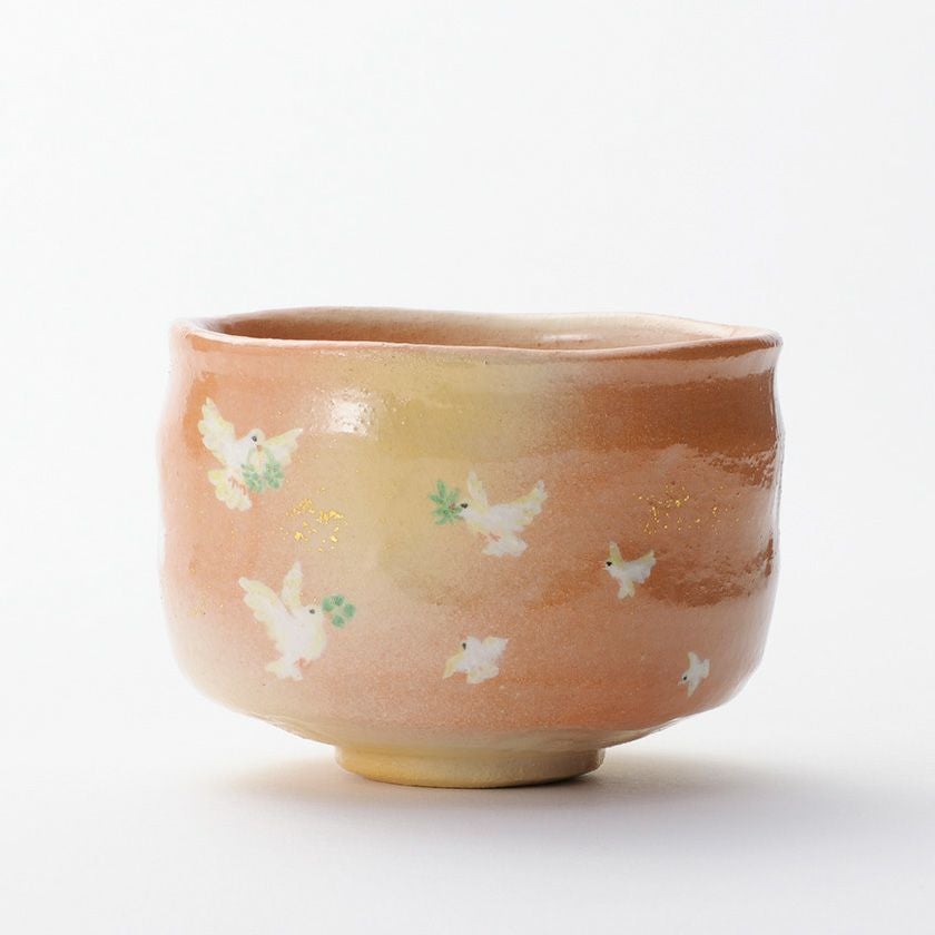 茶道具 抹茶茶碗（まっちゃちゃわん） 勅題茶碗 平和 鳩の絵 吉村 楽入 御題（勅題）「和」 抹茶茶碗は茶の湯文化である表千家・裏千家の茶道具や抹茶を専門に扱う千紀園（せんきえん）が通販で販売しています。茶会また初心者向けのお稽古用にご利用いただける抹茶碗です。贈り物・ギフトにも人気です。