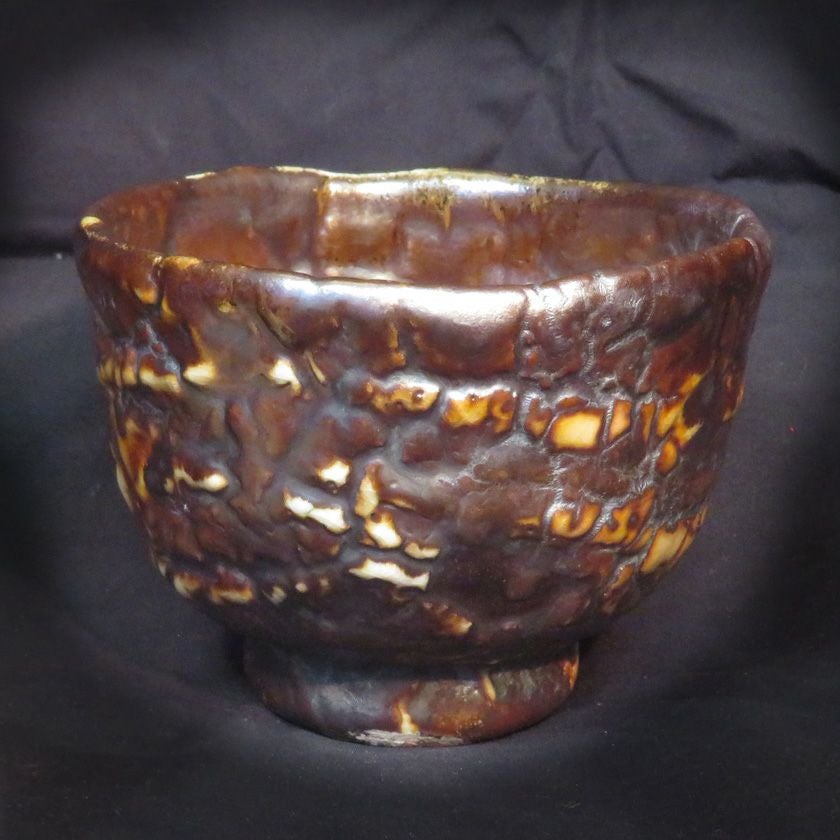 茶道具 抹茶茶碗（まっちゃちゃわん） 黒志野 茶碗 信楽焼 灰塚窯 木戸 貞昭 抹茶茶碗は茶の湯文化である表千家・裏千家の茶道具や抹茶を専門に扱う千紀園（せんきえん）が通販で販売しています。茶会また初心者向けのお稽古用にご利用いただける抹茶碗です。贈り物・ギフトにも人気です。