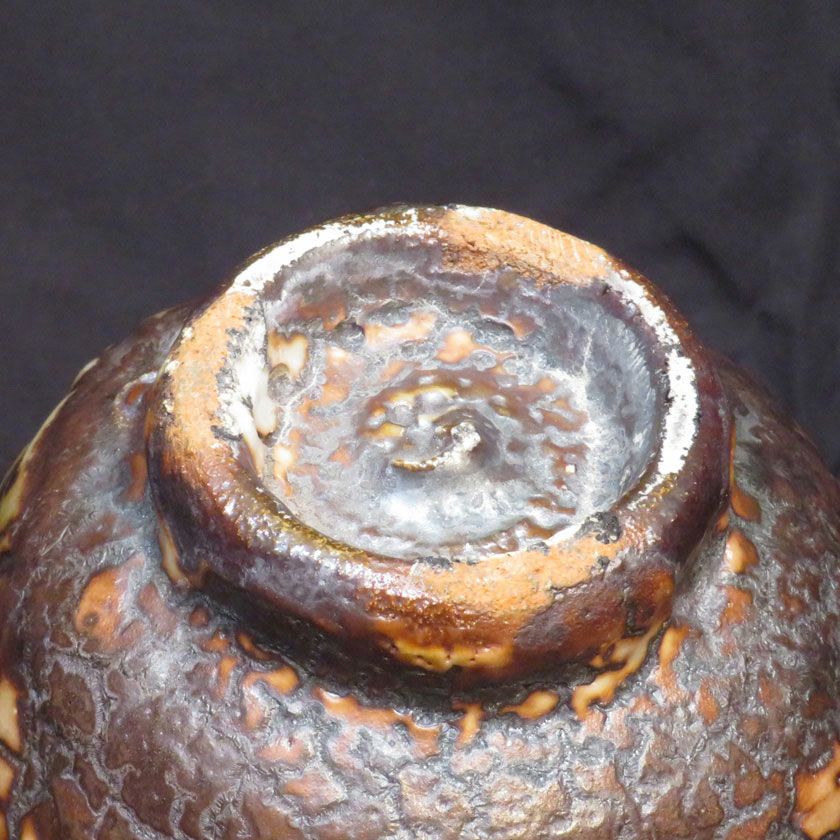 茶道具 抹茶茶碗（まっちゃちゃわん） 黒志野 茶碗 信楽焼 灰塚窯 木戸 貞昭 抹茶茶碗は茶の湯文化である表千家・裏千家の茶道具や抹茶を専門に扱う千紀園（せんきえん）が通販で販売しています。茶会また初心者向けのお稽古用にご利用いただける抹茶碗です。贈り物・ギフトにも人気です。