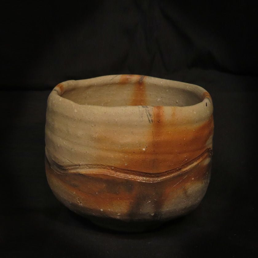 茶道具 抹茶茶碗（まっちゃちゃわん） 備前 黒ひだすき 茶碗 信楽焼 灰塚窯 木戸 貞昭 抹茶茶碗は茶の湯文化である表千家・裏千家の茶道具や抹茶を専門に扱う千紀園（せんきえん）が通販で販売しています。茶会また初心者向けのお稽古用にご利用いただける抹茶碗です。贈り物・ギフトにも人気です。