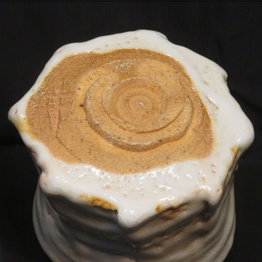 茶道具 抹茶茶碗（まっちゃちゃわん） 志野 シノギ 茶碗 信楽焼 灰塚窯 木戸 貞昭 抹茶茶碗は茶の湯文化である表千家・裏千家の茶道具や抹茶を専門に扱う千紀園（せんきえん）が通販で販売しています。茶会また初心者向けのお稽古用にご利用いただける抹茶碗です。贈り物・ギフトにも人気です。