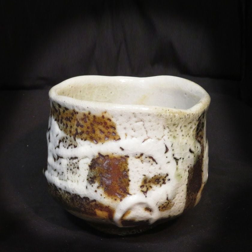 茶道具 抹茶茶碗（まっちゃちゃわん） はふり志野 茶碗 信楽焼 灰塚窯 木戸 貞昭 抹茶茶碗は茶の湯文化である表千家・裏千家の茶道具や抹茶を専門に扱う千紀園（せんきえん）が通販で販売しています。茶会また初心者向けのお稽古用にご利用いただける抹茶碗です。贈り物・ギフトにも人気です。