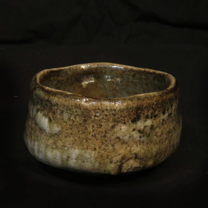 茶道具 抹茶茶碗（まっちゃちゃわん） 土灰志野 バタライ 茶碗 信楽焼 灰塚窯 木戸 貞昭 抹茶茶碗は茶の湯文化である表千家・裏千家の茶道具や抹茶を専門に扱う千紀園（せんきえん）が通販で販売しています。茶会また初心者向けのお稽古用にご利用いただける抹茶碗です。贈り物・ギフトにも人気です。