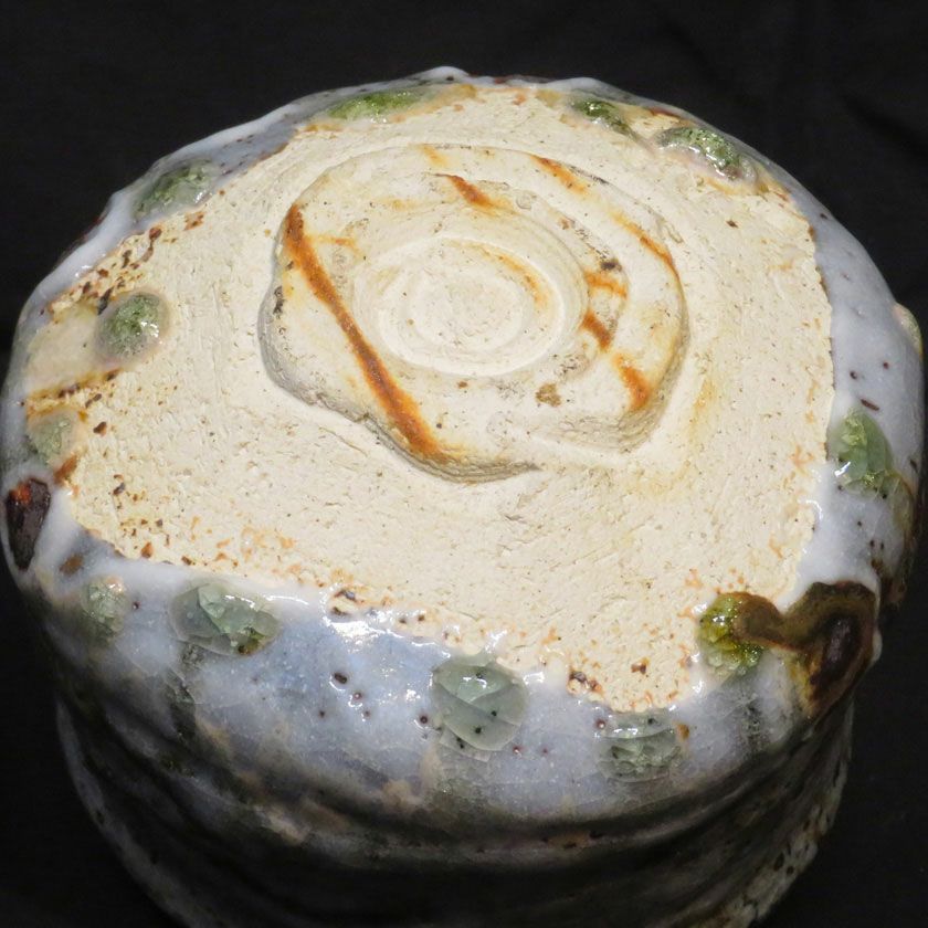 茶道具 抹茶茶碗（まっちゃちゃわん） 土灰志野 茶碗 信楽焼 灰塚窯 木戸 貞昭 抹茶茶碗は茶の湯文化である表千家・裏千家の茶道具や抹茶を専門に扱う千紀園（せんきえん）が通販で販売しています。茶会また初心者向けのお稽古用にご利用いただける抹茶碗です。贈り物・ギフトにも人気です。