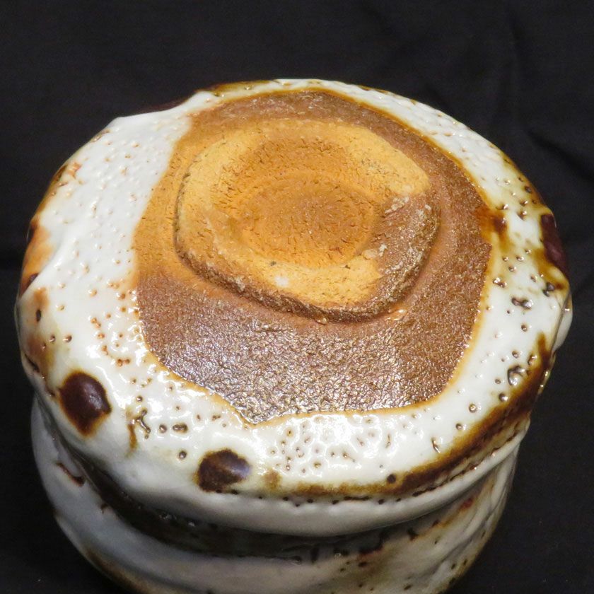 茶道具 抹茶茶碗（まっちゃちゃわん） はふり志野 茶碗 信楽焼 灰塚窯 木戸 貞昭 抹茶茶碗は茶の湯文化である表千家・裏千家の茶道具や抹茶を専門に扱う千紀園（せんきえん）が通販で販売しています。茶会また初心者向けのお稽古用にご利用いただける抹茶碗です。贈り物・ギフトにも人気です。