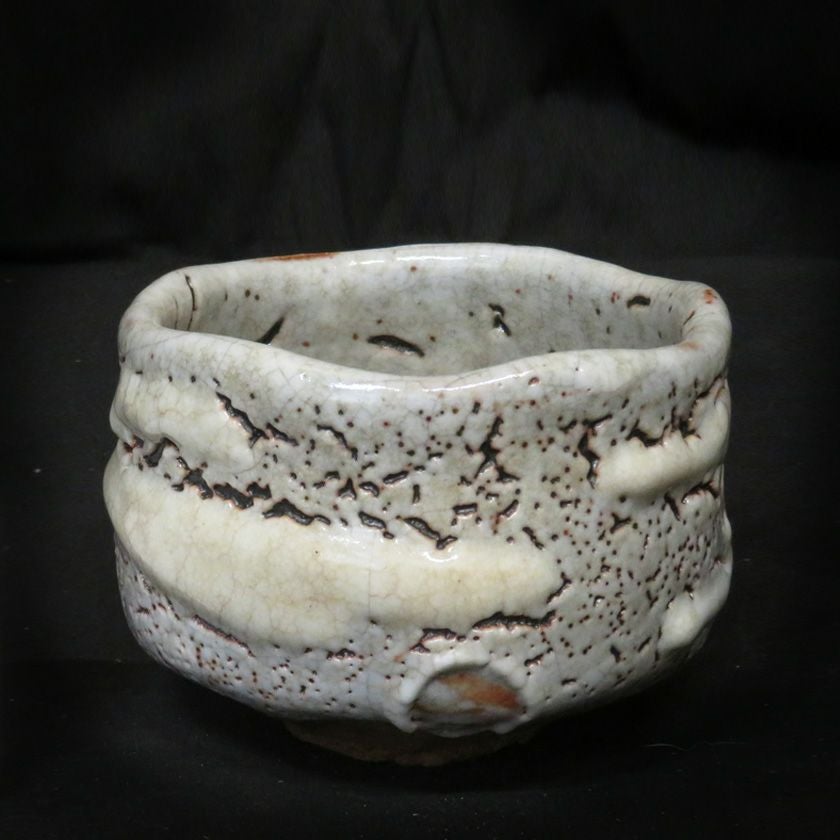 茶道具 抹茶茶碗（まっちゃちゃわん） ネズミ志野 茶碗 信楽焼 灰塚窯 木戸 貞昭 抹茶茶碗は茶の湯文化である表千家・裏千家の茶道具や抹茶を専門に扱う千紀園（せんきえん）が通販で販売しています。茶会また初心者向けのお稽古用にご利用いただける抹茶碗です。贈り物・ギフトにも人気です。