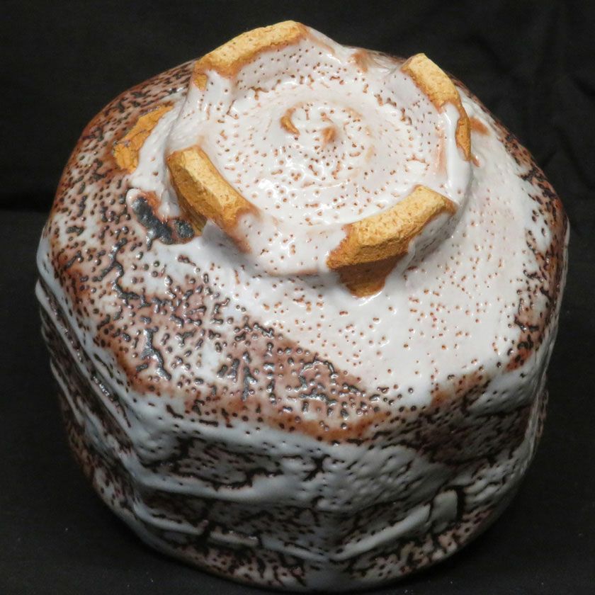 茶道具 抹茶茶碗（まっちゃちゃわん） 赤志野 シノギ 八角 茶碗 信楽焼 灰塚窯 木戸 貞昭 抹茶茶碗は茶の湯文化である表千家・裏千家の茶道具や抹茶を専門に扱う千紀園（せんきえん）が通販で販売しています。茶会また初心者向けのお稽古用にご利用いただける抹茶碗です。贈り物・ギフトにも人気です。