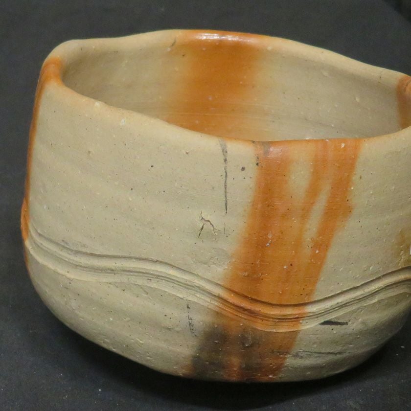 茶道具 抹茶茶碗（まっちゃちゃわん） 備前 黒ひだすき 茶碗 信楽焼 灰塚窯 木戸 貞昭 抹茶茶碗は茶の湯文化である表千家・裏千家の茶道具や抹茶を専門に扱う千紀園（せんきえん）が通販で販売しています。茶会また初心者向けのお稽古用にご利用いただける抹茶碗です。贈り物・ギフトにも人気です。