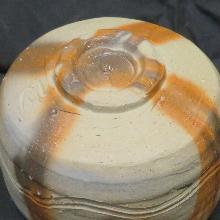 茶道具 抹茶茶碗（まっちゃちゃわん） 備前 黒ひだすき 茶碗 信楽焼 灰塚窯 木戸 貞昭 抹茶茶碗は茶の湯文化である表千家・裏千家の茶道具や抹茶を専門に扱う千紀園（せんきえん）が通販で販売しています。茶会また初心者向けのお稽古用にご利用いただける抹茶碗です。贈り物・ギフトにも人気です。