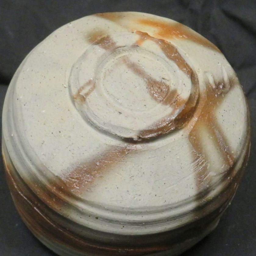 茶道具 抹茶茶碗（まっちゃちゃわん） 備前 黒ひだすき 茶碗 信楽焼 灰塚窯 木戸 貞昭 抹茶茶碗は茶の湯文化である表千家・裏千家の茶道具や抹茶を専門に扱う千紀園（せんきえん）が通販で販売しています。茶会また初心者向けのお稽古用にご利用いただける抹茶碗です。贈り物・ギフトにも人気です。