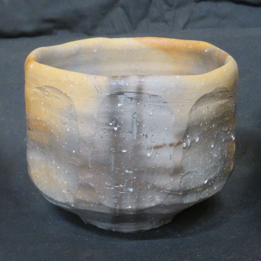 茶道具 抹茶茶碗（まっちゃちゃわん） 備前 黒ひだすき 茶碗 信楽焼 灰塚窯 木戸 貞昭 抹茶茶碗は茶の湯文化である表千家・裏千家の茶道具や抹茶を専門に扱う千紀園（せんきえん）が通販で販売しています。茶会また初心者向けのお稽古用にご利用いただける抹茶碗です。贈り物・ギフトにも人気です。