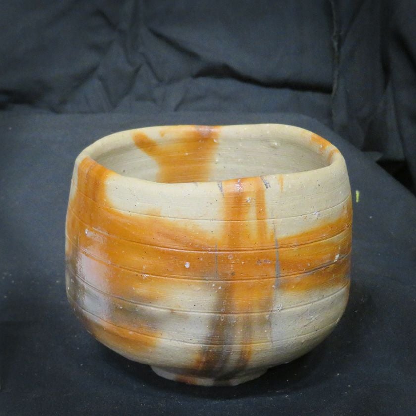 茶道具 抹茶茶碗（まっちゃちゃわん） 備前 黒ひだすき 茶碗 信楽焼 灰塚窯 木戸 貞昭 抹茶茶碗は茶の湯文化である表千家・裏千家の茶道具や抹茶を専門に扱う千紀園（せんきえん）が通販で販売しています。茶会また初心者向けのお稽古用にご利用いただける抹茶碗です。贈り物・ギフトにも人気です。