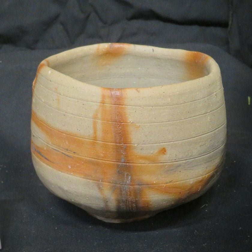 茶道具 抹茶茶碗（まっちゃちゃわん） 備前 黒ひだすき 茶碗 信楽焼 灰塚窯 木戸 貞昭 抹茶茶碗は茶の湯文化である表千家・裏千家の茶道具や抹茶を専門に扱う千紀園（せんきえん）が通販で販売しています。茶会また初心者向けのお稽古用にご利用いただける抹茶碗です。贈り物・ギフトにも人気です。