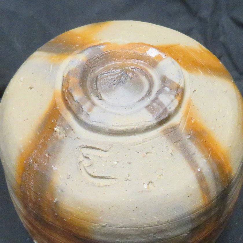 茶道具 抹茶茶碗（まっちゃちゃわん） 備前 黒ひだすき 茶碗 信楽焼 灰塚窯 木戸 貞昭 抹茶茶碗は茶の湯文化である表千家・裏千家の茶道具や抹茶を専門に扱う千紀園（せんきえん）が通販で販売しています。茶会また初心者向けのお稽古用にご利用いただける抹茶碗です。贈り物・ギフトにも人気です。