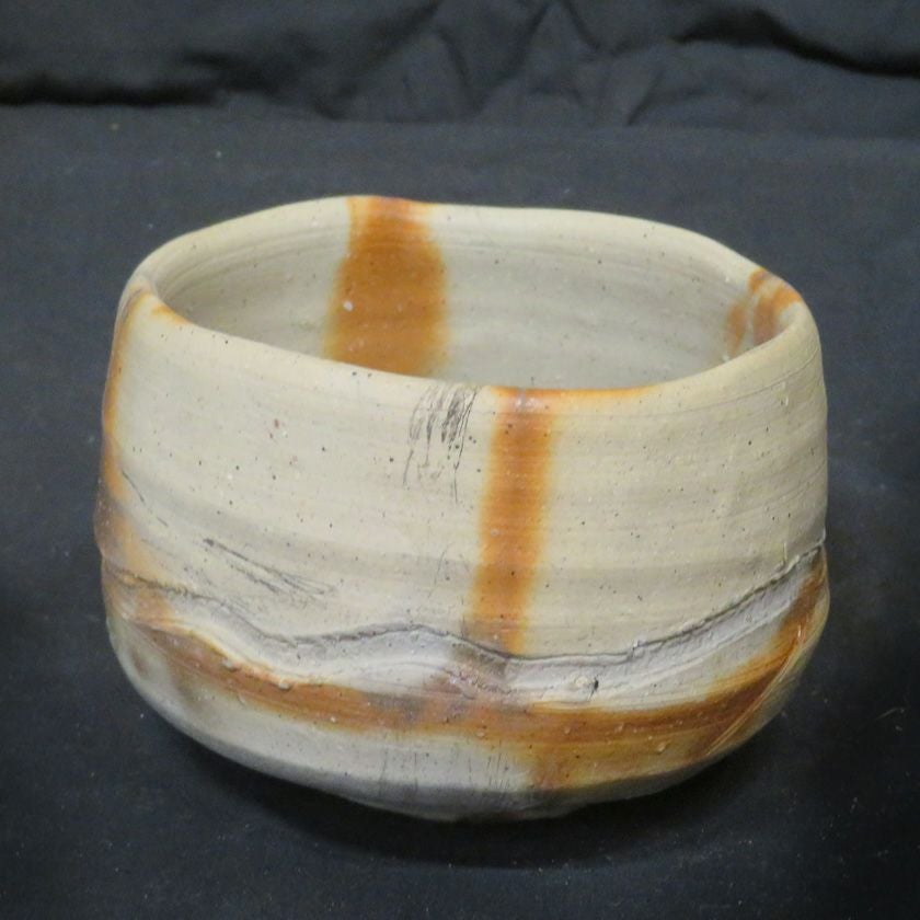 茶道具 抹茶茶碗（まっちゃちゃわん） 備前 黒ひだすき 茶碗 信楽焼 灰塚窯 木戸 貞昭 抹茶茶碗は茶の湯文化である表千家・裏千家の茶道具や抹茶を専門に扱う千紀園（せんきえん）が通販で販売しています。茶会また初心者向けのお稽古用にご利用いただける抹茶碗です。贈り物・ギフトにも人気です。