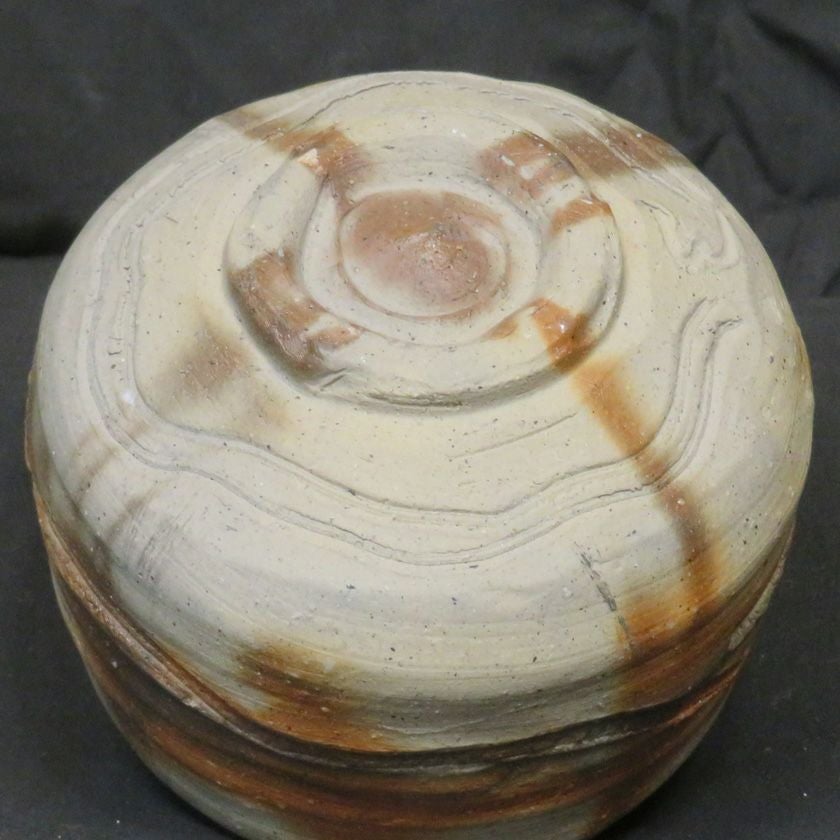 茶道具 抹茶茶碗（まっちゃちゃわん） 備前 黒ひだすき 茶碗 信楽焼 灰塚窯 木戸 貞昭 抹茶茶碗は茶の湯文化である表千家・裏千家の茶道具や抹茶を専門に扱う千紀園（せんきえん）が通販で販売しています。茶会また初心者向けのお稽古用にご利用いただける抹茶碗です。贈り物・ギフトにも人気です。