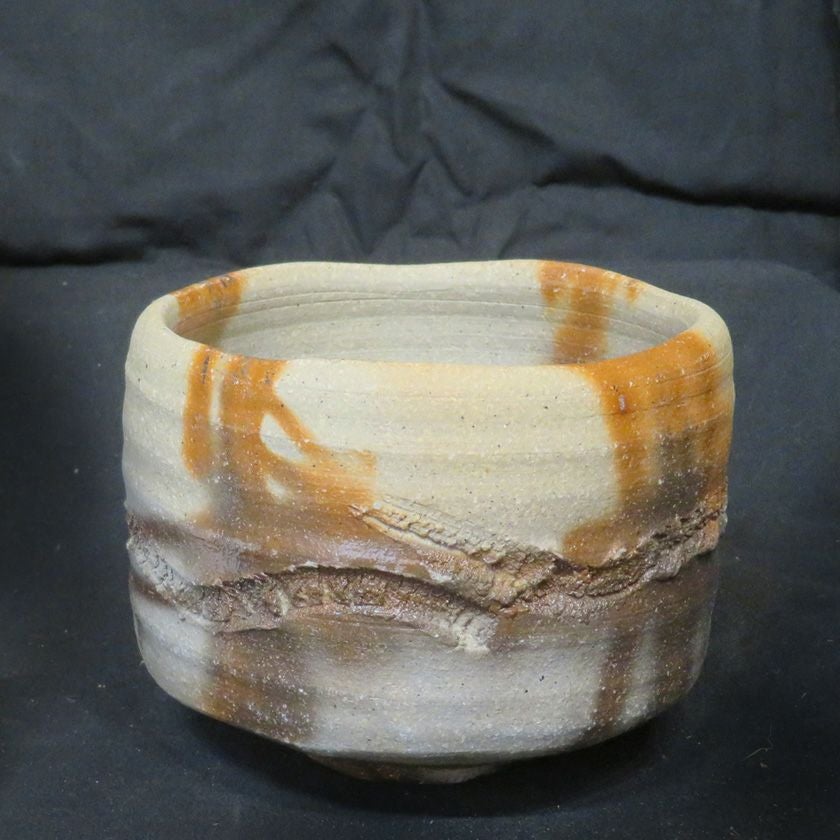 茶道具 抹茶茶碗（まっちゃちゃわん） 備前 黒ひだすき 茶碗 信楽焼 灰塚窯 木戸 貞昭 抹茶茶碗は茶の湯文化である表千家・裏千家の茶道具や抹茶を専門に扱う千紀園（せんきえん）が通販で販売しています。茶会また初心者向けのお稽古用にご利用いただける抹茶碗です。贈り物・ギフトにも人気です。