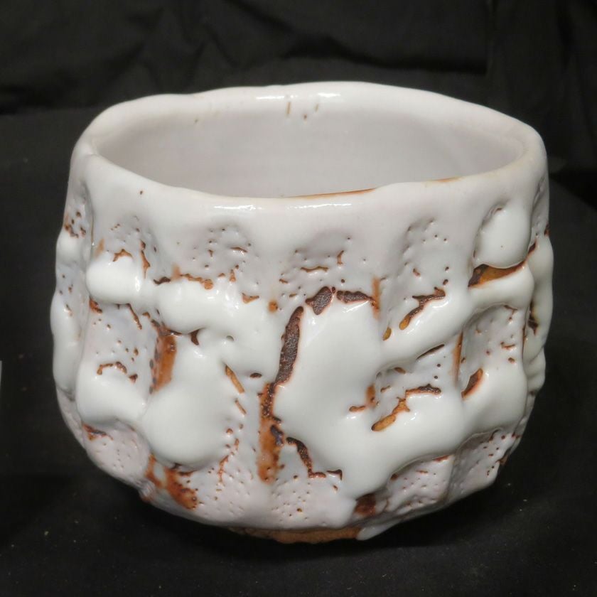 茶道具 抹茶茶碗（まっちゃちゃわん） 絵志野 シノギ 茶碗 信楽焼 灰塚窯 木戸 貞昭 抹茶茶碗は茶の湯文化である表千家・裏千家の茶道具や抹茶を専門に扱う千紀園（せんきえん）が通販で販売しています。茶会また初心者向けのお稽古用にご利用いただける抹茶碗です。贈り物・ギフトにも人気です。