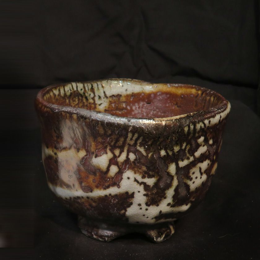 茶道具 抹茶茶碗（まっちゃちゃわん） はふり志野 黒赤 茶碗 信楽焼 灰塚窯 木戸 貞昭 抹茶茶碗は茶の湯文化である表千家・裏千家の茶道具や抹茶を専門に扱う千紀園（せんきえん）が通販で販売しています。茶会また初心者向けのお稽古用にご利用いただける抹茶碗です。贈り物・ギフトにも人気です。