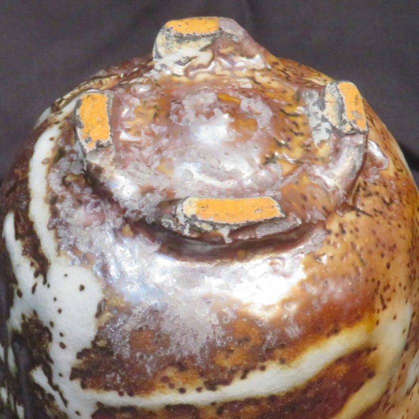 茶道具 抹茶茶碗（まっちゃちゃわん） はふり志野 黒赤 茶碗 信楽焼 灰塚窯 木戸 貞昭 抹茶茶碗は茶の湯文化である表千家・裏千家の茶道具や抹茶を専門に扱う千紀園（せんきえん）が通販で販売しています。茶会また初心者向けのお稽古用にご利用いただける抹茶碗です。贈り物・ギフトにも人気です。