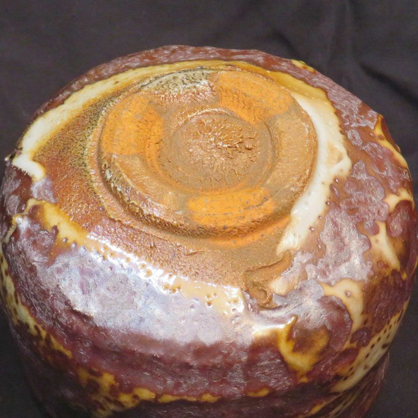 茶道具 抹茶茶碗（まっちゃちゃわん） はふり志野 黒赤 茶碗 信楽焼 灰塚窯 木戸 貞昭 抹茶茶碗は茶の湯文化である表千家・裏千家の茶道具や抹茶を専門に扱う千紀園（せんきえん）が通販で販売しています。茶会また初心者向けのお稽古用にご利用いただける抹茶碗です。贈り物・ギフトにも人気です。