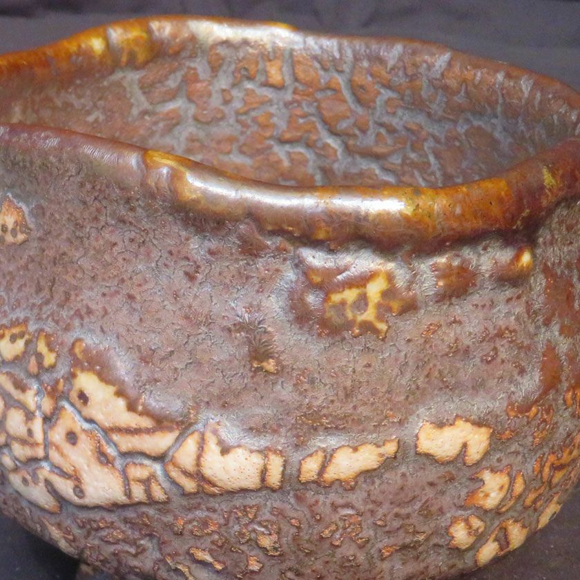 茶道具 抹茶茶碗（まっちゃちゃわん） はふり黒志野 かいらぎ 茶碗 信楽焼 灰塚窯 木戸 貞昭 抹茶茶碗は茶の湯文化である表千家・裏千家の茶道具や抹茶を専門に扱う千紀園（せんきえん）が通販で販売しています。茶会また初心者向けのお稽古用にご利用いただける抹茶碗です。贈り物・ギフトにも人気です。