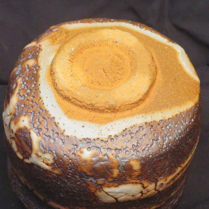 茶道具 抹茶茶碗（まっちゃちゃわん） はふり黒志野 かいらぎ 茶碗 信楽焼 灰塚窯 木戸 貞昭 抹茶茶碗は茶の湯文化である表千家・裏千家の茶道具や抹茶を専門に扱う千紀園（せんきえん）が通販で販売しています。茶会また初心者向けのお稽古用にご利用いただける抹茶碗です。贈り物・ギフトにも人気です。