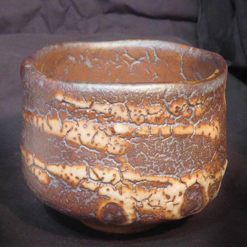 茶道具 抹茶茶碗（まっちゃちゃわん） はふり黒志野 かいらぎ 茶碗 信楽焼 灰塚窯 木戸 貞昭 抹茶茶碗は茶の湯文化である表千家・裏千家の茶道具や抹茶を専門に扱う千紀園（せんきえん）が通販で販売しています。茶会また初心者向けのお稽古用にご利用いただける抹茶碗です。贈り物・ギフトにも人気です。