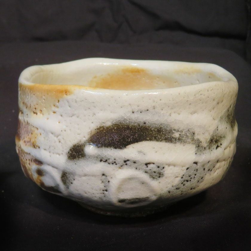 茶道具 抹茶茶碗（まっちゃちゃわん） はふり志野 馬足洗 茶碗 信楽焼 灰塚窯 木戸 貞昭 抹茶茶碗は茶の湯文化である表千家・裏千家の茶道具や抹茶を専門に扱う千紀園（せんきえん）が通販で販売しています。茶会また初心者向けのお稽古用にご利用いただける抹茶碗です。贈り物・ギフトにも人気です。