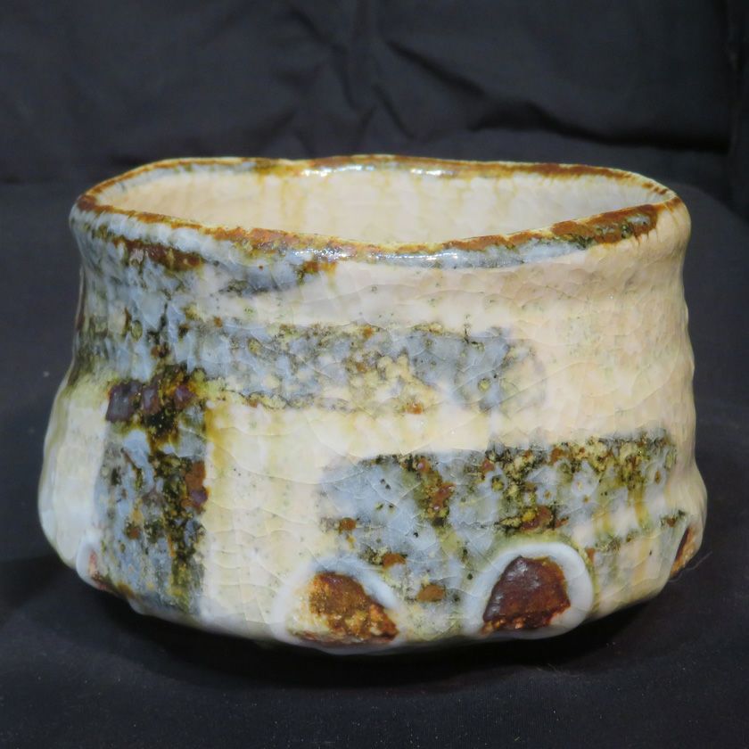 茶道具 抹茶茶碗（まっちゃちゃわん） 土灰志野 白色焼しめ 茶碗 信楽焼 灰塚窯 木戸 貞昭 抹茶茶碗は茶の湯文化である表千家・裏千家の茶道具や抹茶を専門に扱う千紀園（せんきえん）が通販で販売しています。茶会また初心者向けのお稽古用にご利用いただける抹茶碗です。贈り物・ギフトにも人気です。