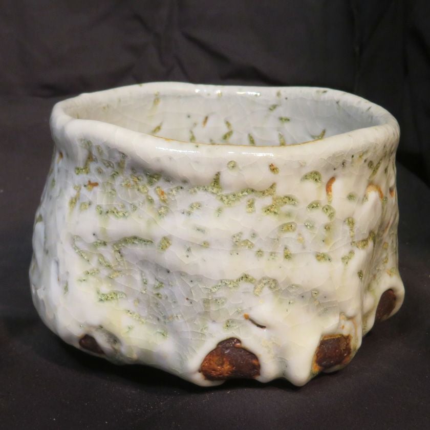 茶道具 抹茶茶碗（まっちゃちゃわん） 土灰志野 鼠焼しめ 茶碗 信楽焼 灰塚窯 木戸 貞昭 抹茶茶碗は茶の湯文化である表千家・裏千家の茶道具や抹茶を専門に扱う千紀園（せんきえん）が通販で販売しています。茶会また初心者向けのお稽古用にご利用いただける抹茶碗です。贈り物・ギフトにも人気です。