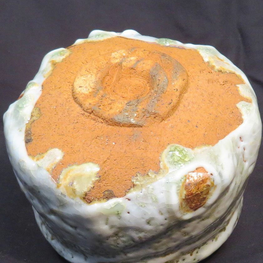 茶道具 抹茶茶碗（まっちゃちゃわん） 土灰志野 鼠焼しめ 茶碗 信楽焼 灰塚窯 木戸 貞昭 抹茶茶碗は茶の湯文化である表千家・裏千家の茶道具や抹茶を専門に扱う千紀園（せんきえん）が通販で販売しています。茶会また初心者向けのお稽古用にご利用いただける抹茶碗です。贈り物・ギフトにも人気です。