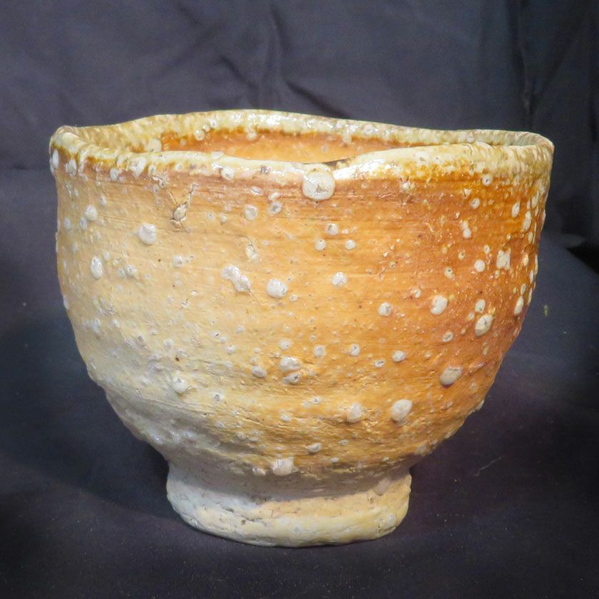 茶道具 抹茶茶碗（まっちゃちゃわん） 古信楽 焼しめ 茶碗 信楽焼 灰塚窯 木戸 貞昭 抹茶茶碗は茶の湯文化である表千家・裏千家の茶道具や抹茶を専門に扱う千紀園（せんきえん）が通販で販売しています。茶会また初心者向けのお稽古用にご利用いただける抹茶碗です。贈り物・ギフトにも人気です。